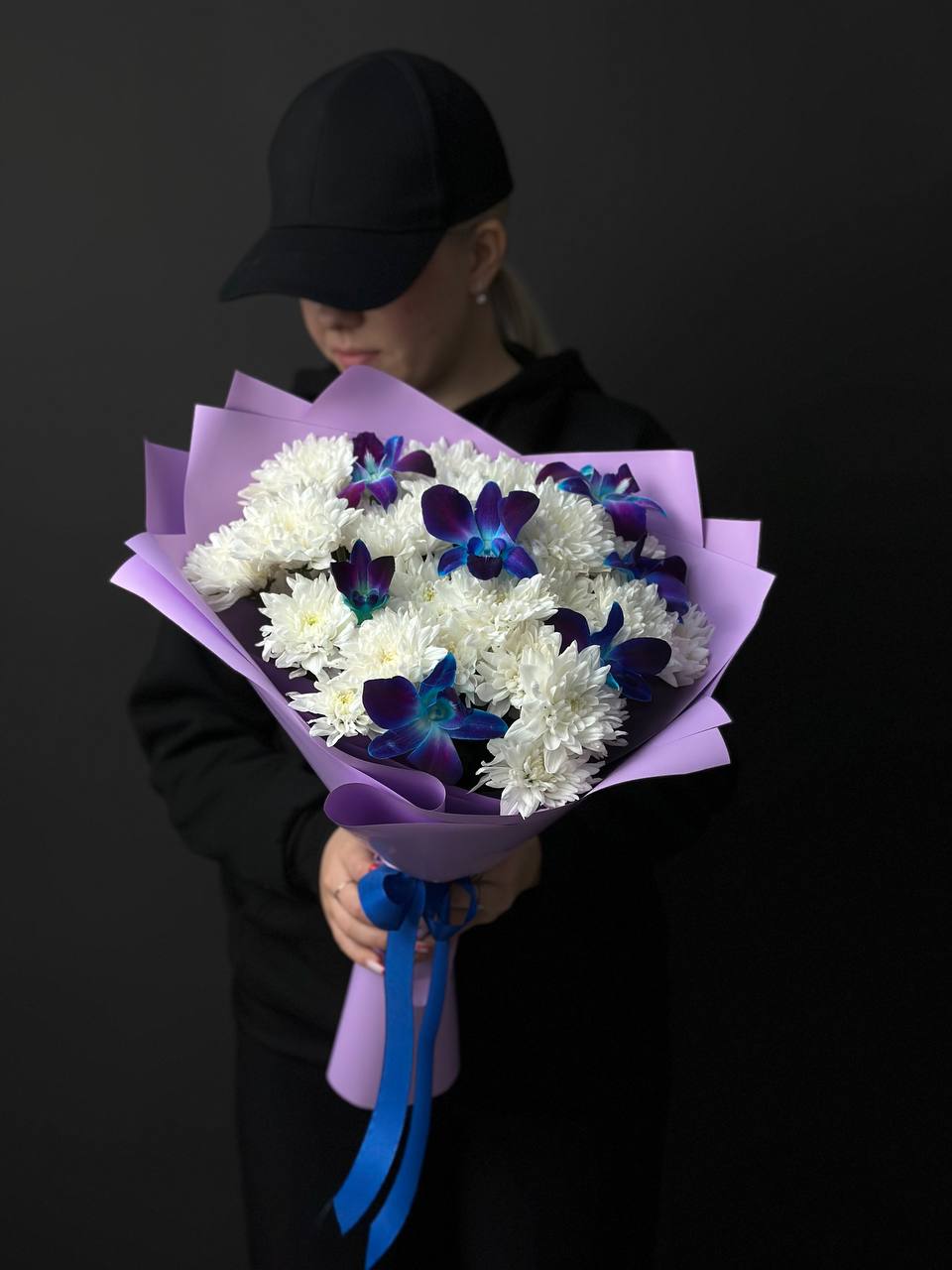 Белый с орхидеями