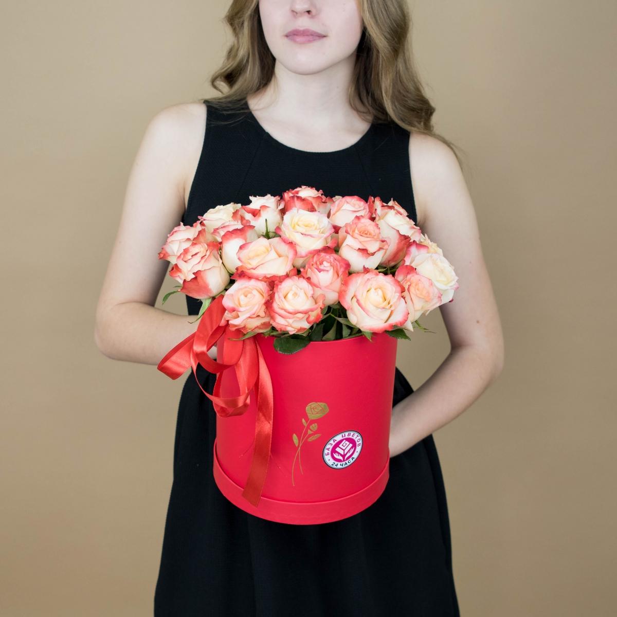 Розы красно-белые в шляпной коробке №  3952